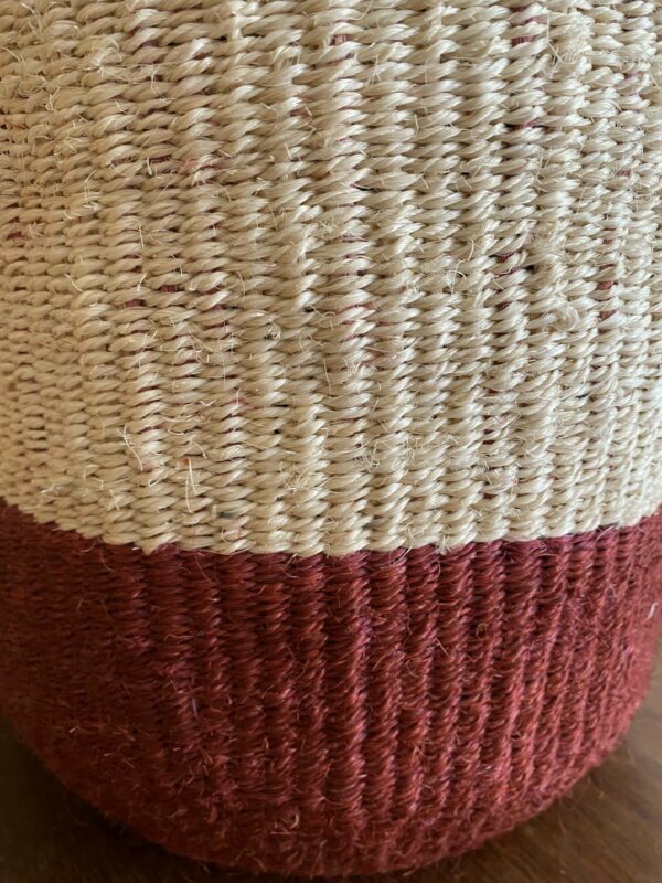 Panier Sisal Tressé - Beige et Rouge - Artisanat du Kenya – Image 3