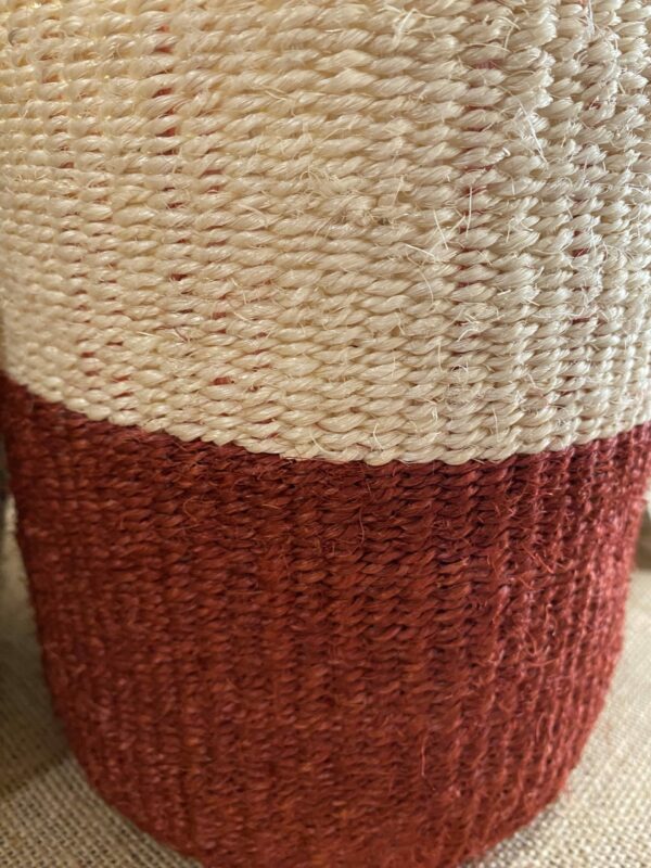 Panier Sisal Tréssé - Rouge & Beige - Kenya - Taille S – Image 2